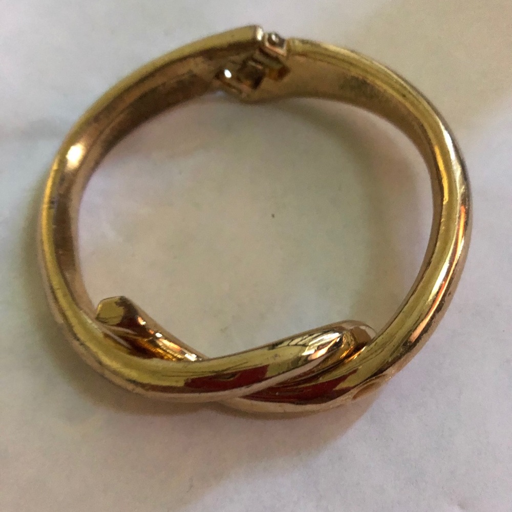 Gold tone bracelet